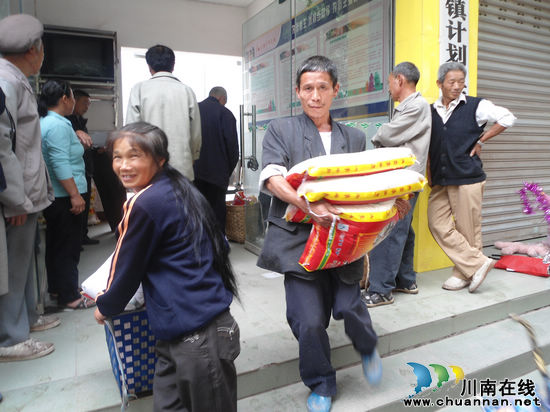 泸县民政局到喻寺镇慰问特困群众和困难党员