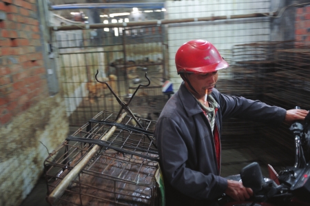 记者探秘狗场 卖狗人随身带铁钳(图1) 记者探秘狗场 卖狗人随身带铁钳(图1)