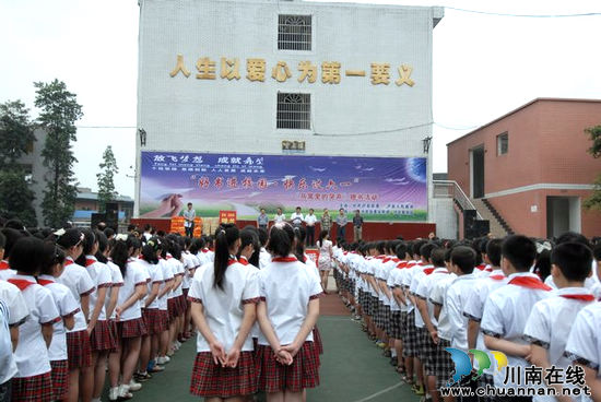 泸县:好书赠给儿童 手捧书香快乐过六一(图1) 泸县:好书赠给儿童 手捧书香快乐过六一(图1)