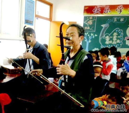 叙永老劳模与农民工留守孩子一起度“六一”