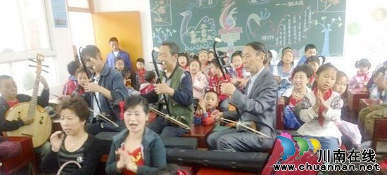 叙永老劳模与农民工留守孩子一起度“六一”(图1)