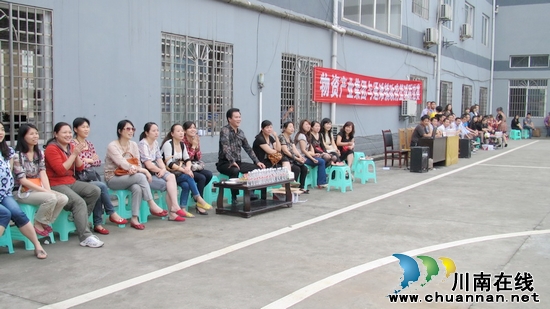 泸州物资产业集团与通滩镇政府举行篮球联谊赛(图1) 泸州物资产业集团与通滩镇政府举行篮球联谊赛(图1)