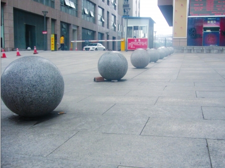 疯狂的石球&nbsp;撞1汽车&nbsp;伤1路人&nbsp;砸1摩托