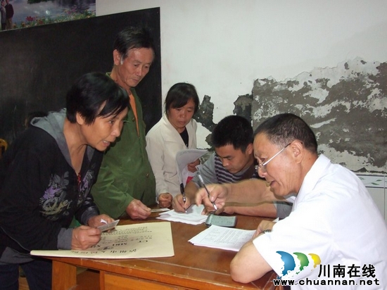 太伏镇:关爱残疾人 把证办到家门口(图2) 太伏镇:关爱残疾人 把证办到家门口(图2)