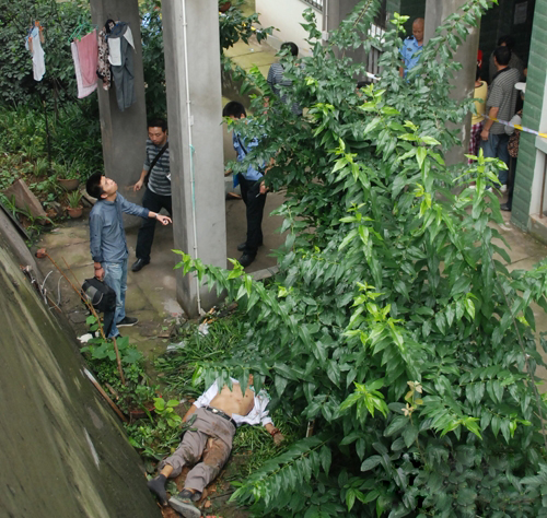 自贡:维修雨棚发生意外 “棒棒”8楼坠下身亡(图1) 自贡:维修雨棚发生意外 “棒棒”8楼坠下身亡(图1)