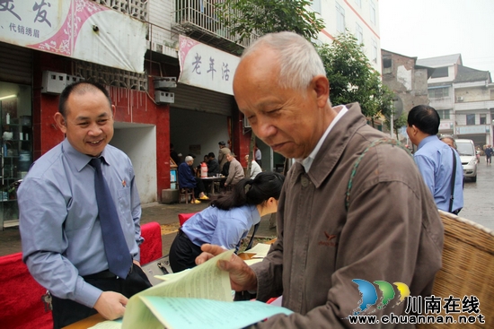 纳溪区人民检察院到龙车镇开展法制宣传(图1)