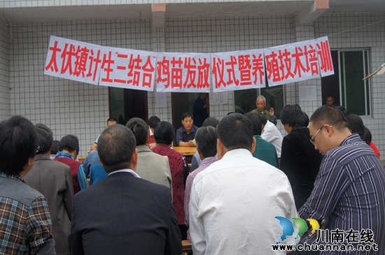 太伏镇：计生“三结合”帮扶活动走进青桥