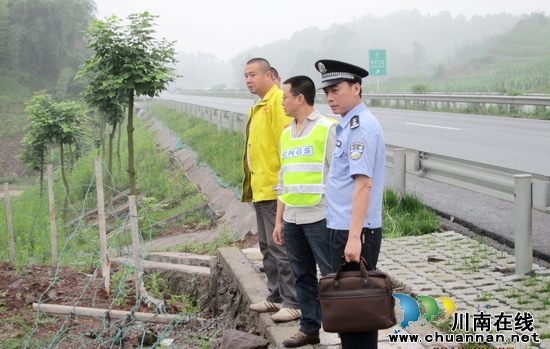 叙永公安联合多部门对G76厦蓉高速进行督导检查(图2) 叙永公安联合多部门对G76厦蓉高速进行督导检查(图2)