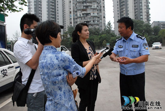 泸州公安交警现身说法 积极回应市民热议(图1) 泸州公安交警现身说法 积极回应市民热议(图1)