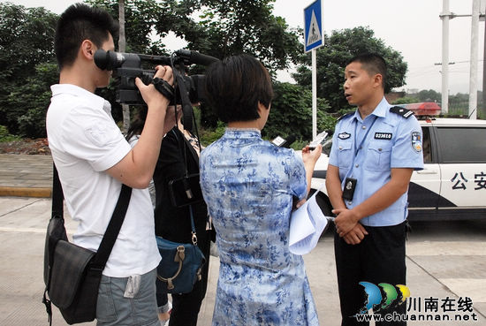 泸州公安交警现身说法 积极回应市民热议(图2) 泸州公安交警现身说法 积极回应市民热议(图2)