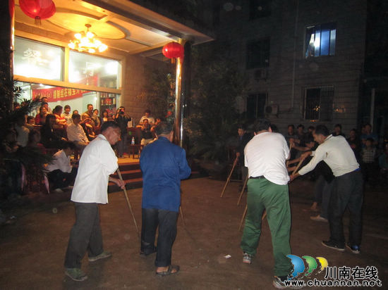 中央电视台记者品味福宝民间歌舞