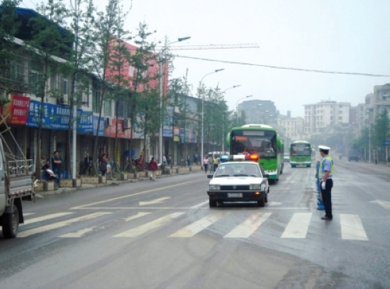 警车开道&nbsp;荣县考生县城赶考