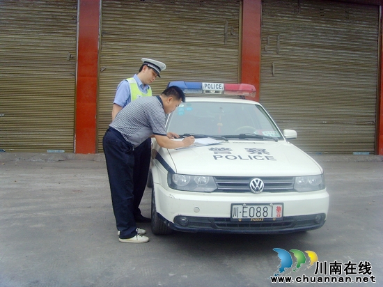 叙永公安交警为"高考"营造道路交通安全宣传氛围