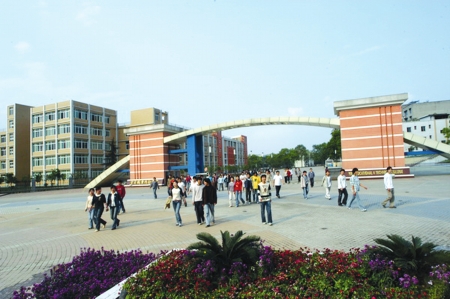对话各大高校 为川南学子支招(图2) 对话各大高校 为川南学子支招(图2)