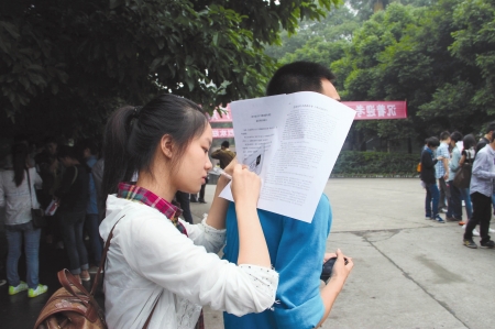 签下承诺书 学子们誓言“绝不作弊”(图1) 签下承诺书 学子们誓言“绝不作弊”(图1)