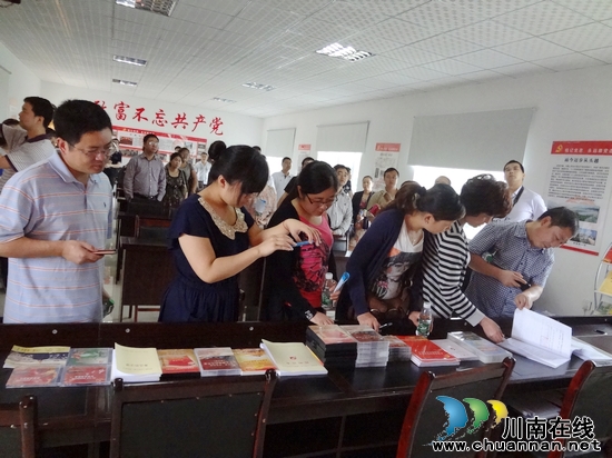 德阳市委组织部到江阳华阳街道参观远程教育工作(图1) 德阳市委组织部到江阳华阳街道参观远程教育工作(图1)