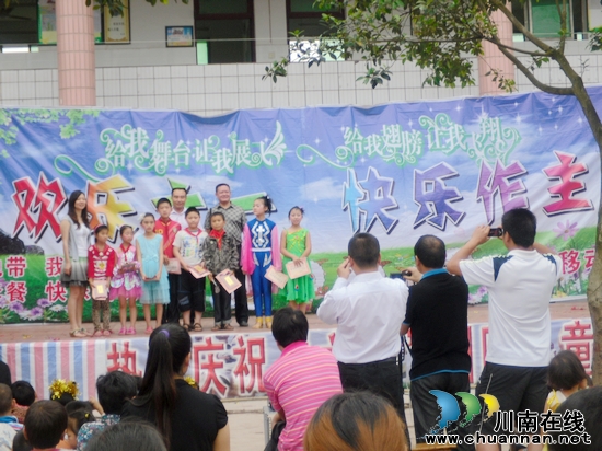 白沙镇：把关爱送到孩子们的心坎