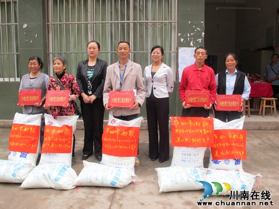 泸州市妇联真情慰问奇峰镇计生“三结合”帮扶户