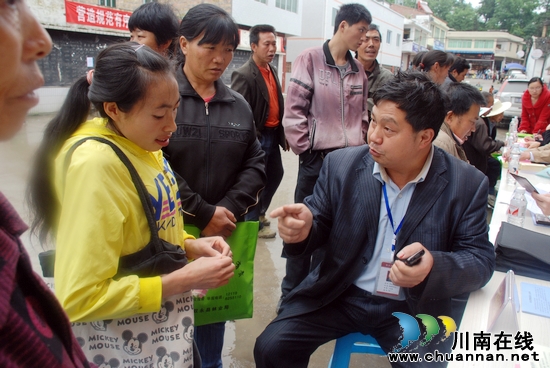 叙永:“三级”接访 半天解决诉求33件(图3) 叙永:“三级”接访 半天解决诉求33件(图3)