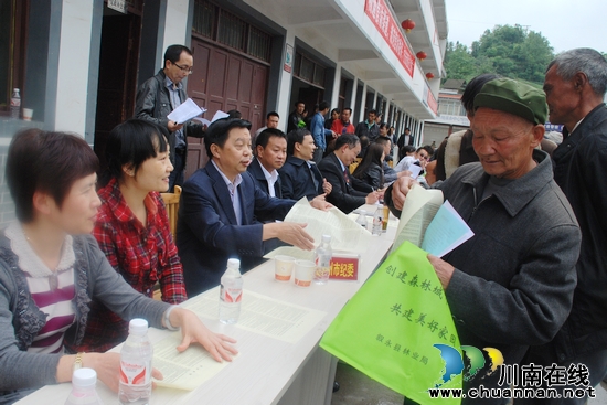 叙永:“三级”接访 半天解决诉求33件(图2) 叙永:“三级”接访 半天解决诉求33件(图2)