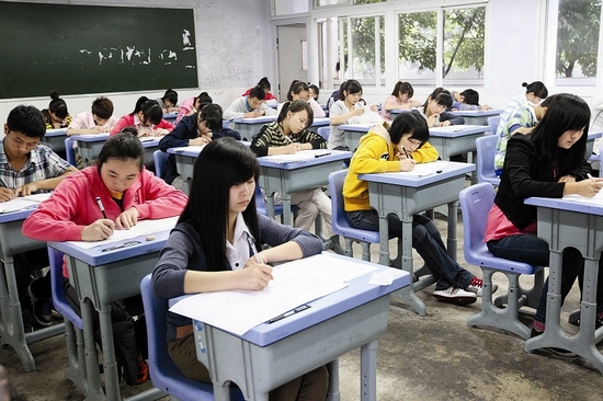 高考首日&nbsp;宜宾3万人迎考(图1)
