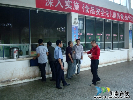 叙永县水尾镇部门联动保中考安全(图2)