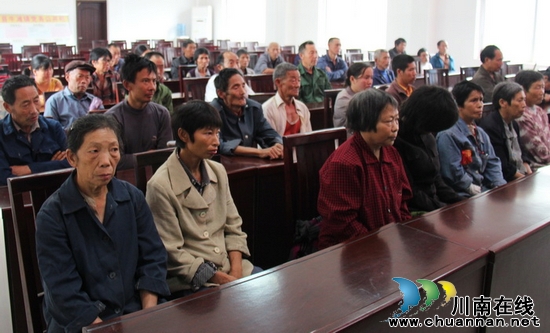牛滩镇:送雏鸭送技术 助残增收致富(图2) 牛滩镇:送雏鸭送技术 助残增收致富(图2)