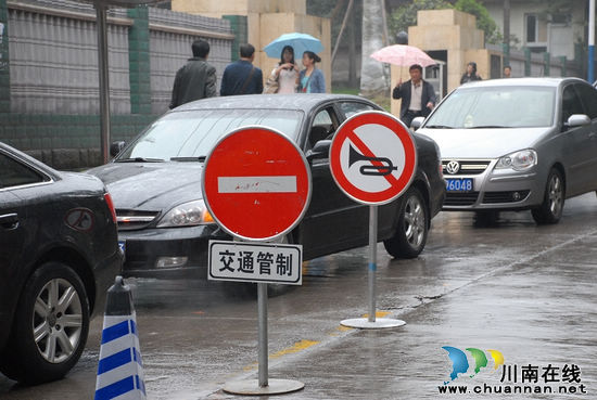 护航高考 泸州公安交警全力以赴(图3) 护航高考 泸州公安交警全力以赴(图3)