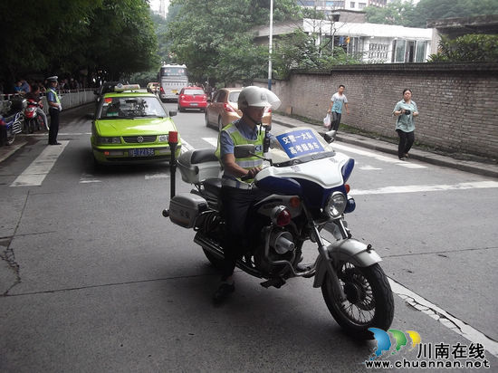 护航高考 泸州公安交警全力以赴(图5) 护航高考 泸州公安交警全力以赴(图5)