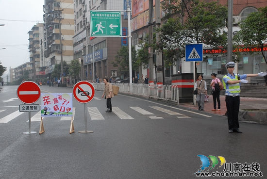 护航高考 泸州公安交警全力以赴(图2) 护航高考 泸州公安交警全力以赴(图2)