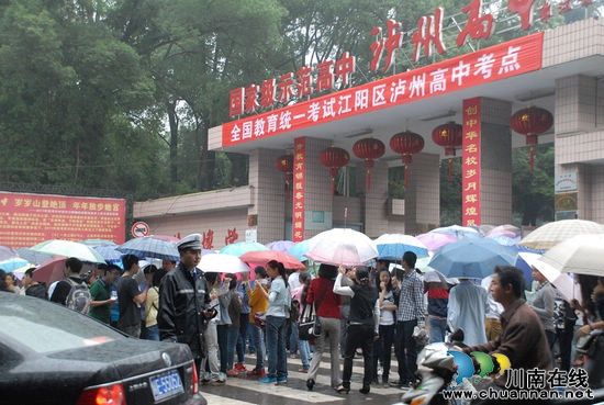 护航高考 泸州公安交警全力以赴(图1) 护航高考 泸州公安交警全力以赴(图1)