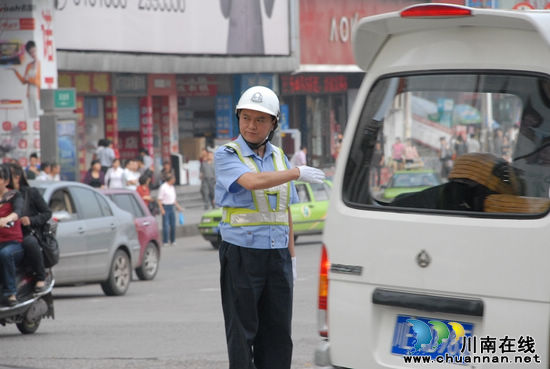 护航高考 泸州公安交警全力以赴(图4) 护航高考 泸州公安交警全力以赴(图4)