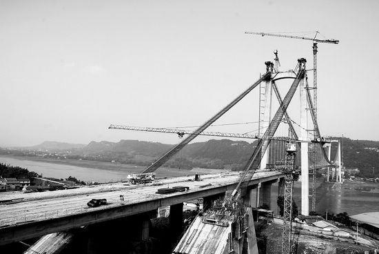 “蜀中第一跨”宜宾南溪长江大桥北岸引桥架通(图1)