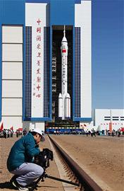 神舟九号转场成功 本月中旬择机发射(图2) 神舟九号转场成功 本月中旬择机发射(图2)