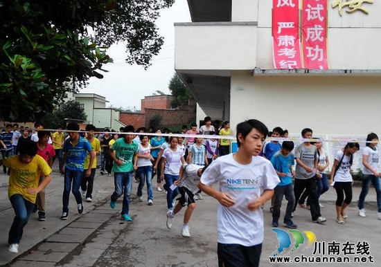 九支中学做好中考应急演练工作(图1) 九支中学做好中考应急演练工作(图1)