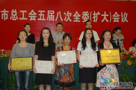 47单位获“泸州市2011年度先进工作领导班子”称号(图6) 47单位获“泸州市2011年度先进工作领导班子”称号(图6)