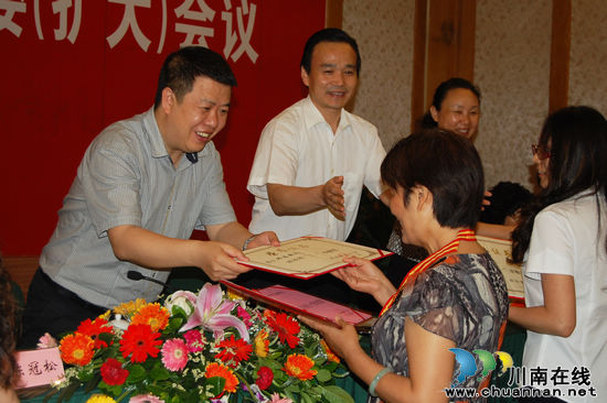 47单位获“泸州市2011年度先进工作领导班子”称号(图4) 47单位获“泸州市2011年度先进工作领导班子”称号(图4)