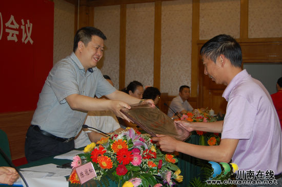 47单位获“泸州市2011年度先进工作领导班子”称号(图3) 47单位获“泸州市2011年度先进工作领导班子”称号(图3)