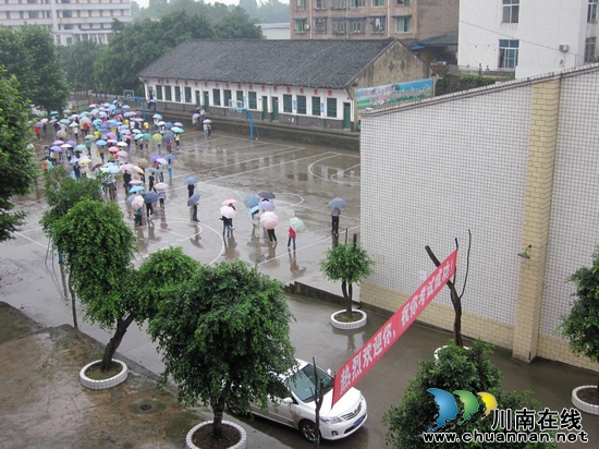 叙永县5737学子今日中考 比去年增加近1000人(图2) 叙永县5737学子今日中考 比去年增加近1000人(图2)
