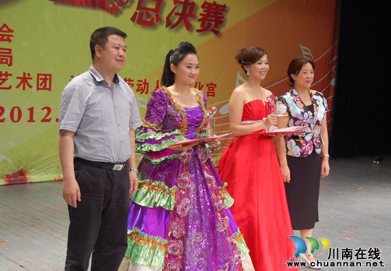 泸州市首届职工电视歌手大赛精彩谢幕(图9) 泸州市首届职工电视歌手大赛精彩谢幕(图9)