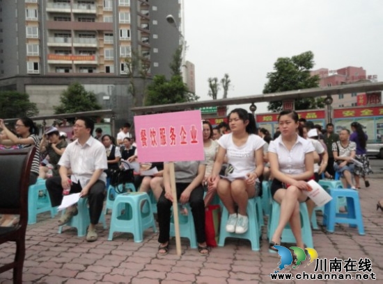 纳溪食药监局:参加食品安全宣传周活动(图3) 纳溪食药监局:参加食品安全宣传周活动(图3)