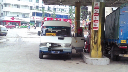 内江:客车爱上加油站 不加油只下客(图1) 内江:客车爱上加油站 不加油只下客(图1)