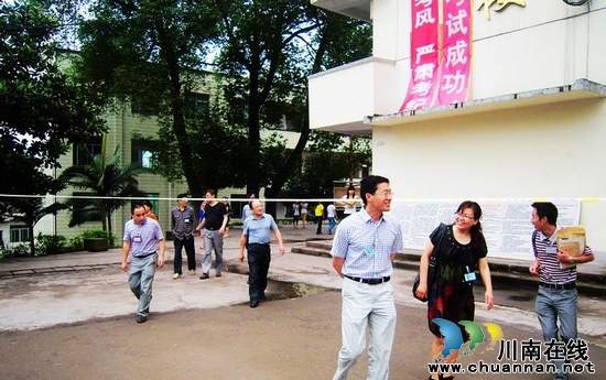 泸州市中考巡视组到九支中学考点巡视(图1) 泸州市中考巡视组到九支中学考点巡视(图1)
