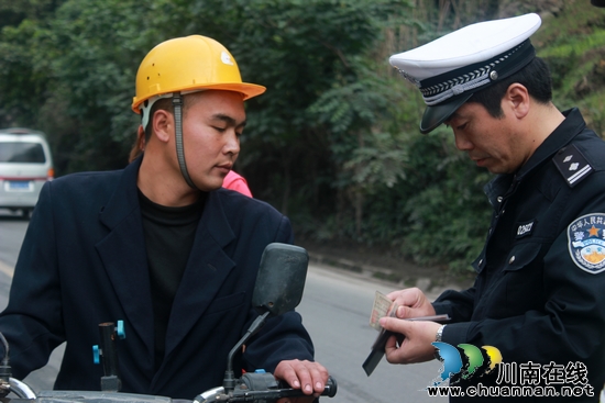 叙永公安交警全力开展拖拉机交通违法专项整治行动(图1) 叙永公安交警全力开展拖拉机交通违法专项整治行动(图1)