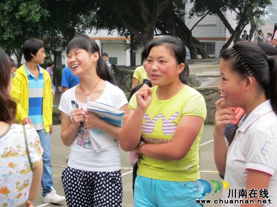 叙永县:2012年中考圆满落幕 6月下旬开始招生录取(图1) 叙永县:2012年中考圆满落幕 6月下旬开始招生录取(图1)
