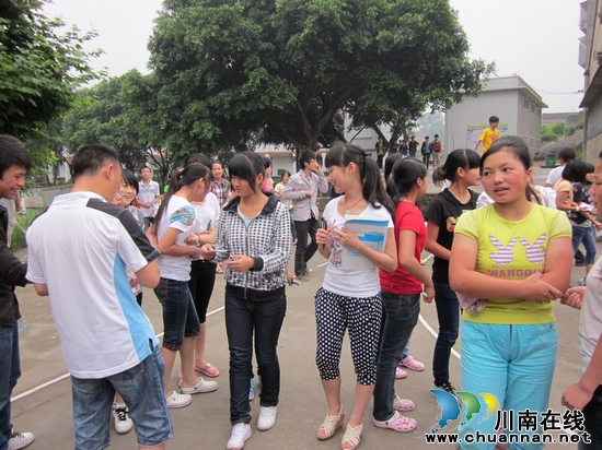 叙永县:2012年中考圆满落幕 6月下旬开始招生录取(图2) 叙永县:2012年中考圆满落幕 6月下旬开始招生录取(图2)