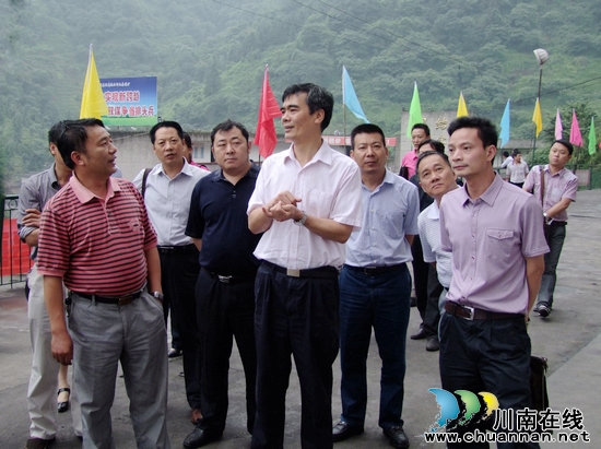 泸州市人大常委会领导到威达公司进行调研(图1) 泸州市人大常委会领导到威达公司进行调研(图1)