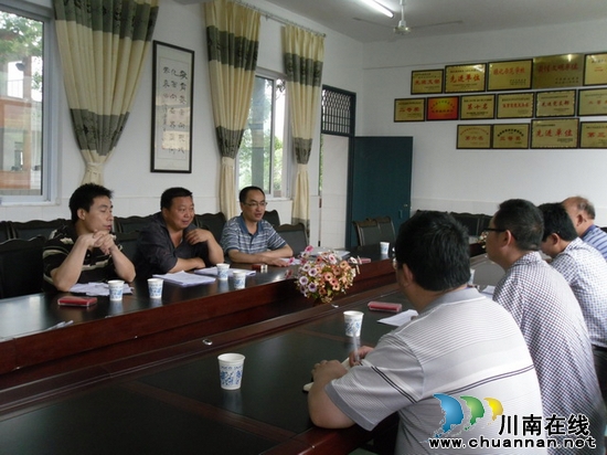 省审计厅调研组到向林乡中心校调研校点布局工作(图1) 省审计厅调研组到向林乡中心校调研校点布局工作(图1)