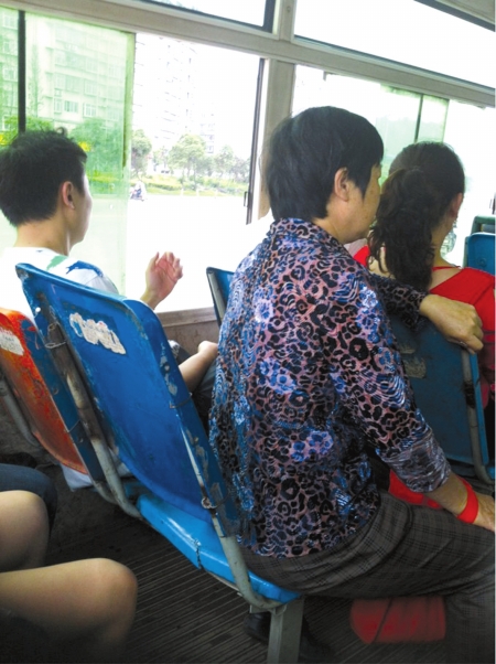 网友票选 宜宾10路车最“脏烂”(图1) 网友票选 宜宾10路车最“脏烂”(图1)