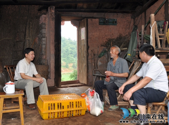 大渡口镇：书记下访到农家